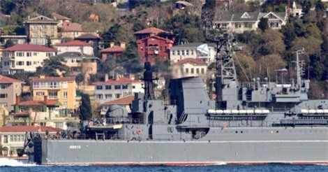 Chiến hạm Nga chở một loạt xe tăng và vũ khí hạng nặng tới Syria