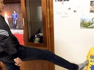Vì lời mách của mẹ kế, bé trai một tuần hai lần bị bố bạo hành