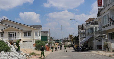 Vụ hai cha con bị trúng đạn trước nhà: Thu giữ nhiều súng đạn trong nhà hàng xóm