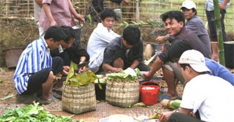 Độc đáo tục bói chén đặt tên trẻ của người Kháng ở Lai Châu