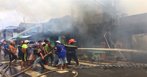 Lửa thiêu rụi bảy căn nhà giữa trưa ở Mỹ Tho