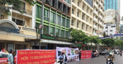 Căng băng rôn tố cáo đường dây tiền ảo đa cấp lừa 15.000 tỉ đồng