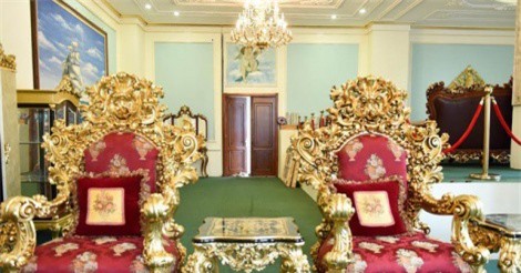 Choáng ngợp trước bộ bàn ghế dát vàng "độc nhất vô nhị" tại Việt Nam, giá gần 2 tỷ đồng