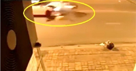 Clip: Chạy với tốc độ kinh hoàng trong đêm, Yamaha Exciter tông trực diện ôtô ở Bình Dương 