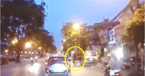 Clip: Mở cửa ôtô bất cẩn, tài xế gây tai nạn cho xe máy ở Hà Nội
