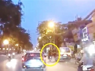 Clip: Mở cửa ôtô bất cẩn, tài xế gây tai nạn cho xe máy ở Hà Nội