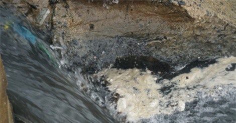 Đà Nẵng: Nước thải đen ngòm tràn ra biển 