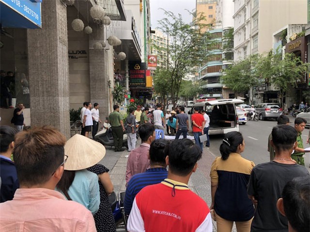 Du khách nước ngoài nằm chết trên vỉa hè, giữa 2 khách sạn lớn ở TP.HCM