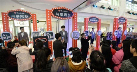 Nở rộ dịch vụ thuê "bạn trai" đi mua sắm ở Trung Quốc