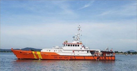 Tàu chở 8 thuyền viên bị sóng đánh chìm trên biển