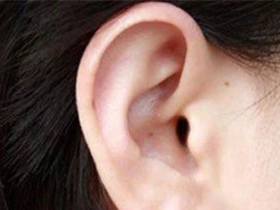 Thiếu nợ cô gái trẻ bị cắt lỗ tai để trừ nợ
