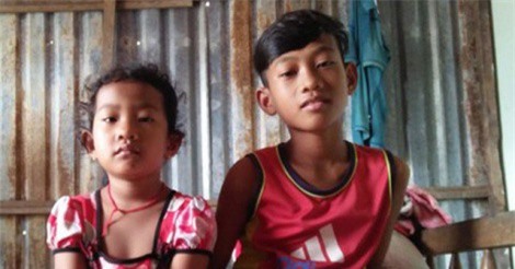 Xót xa với gia cảnh bé trai 13 tuổi đi bắt cua nuôi cha, chăm em gái nhỏ học mầm non