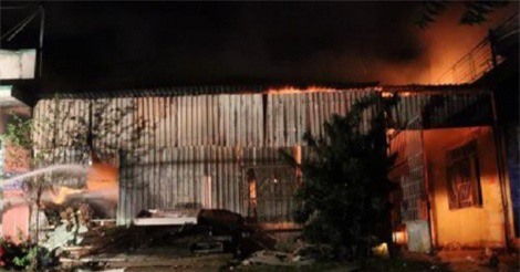 Cháy lớn thiêu  rụi một kho hàng điện máy ở Ninh Thuận