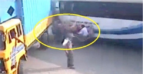 Clip: Xe khách phóng nhanh gây tai nạn cho xe lôi, đâm trúng thùng xe tải