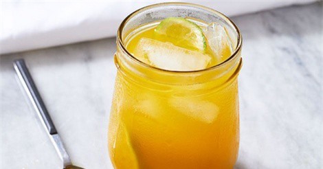 Da đẹp hoàn hảo với nước ép nghệ, chanh tươi và mật ong