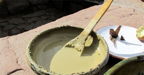 Kỳ thú tục ăn đất sét phòng bệnh của người Anh Điêng