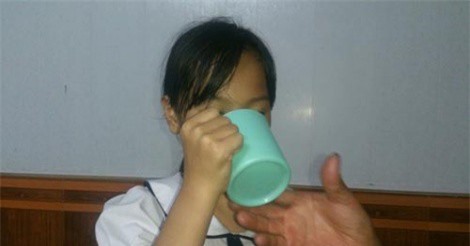 Mẹ nữ giáo viên giật kết quả khám sức khỏe của HS bị bắt uống nước giẻ lau vì "nóng vội"