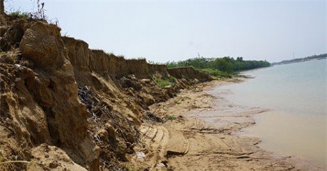 Người dân ném bom xăng, đốt chòi canh khi xua đuổi cát tặc