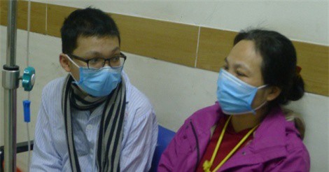 Xót xa cảnh mẹ u thực quản chăm con ung thư máu