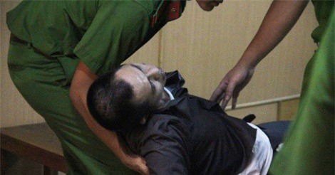 Bị tuyên án tử hình, “tướng cướp” ngất xỉu tại tòa