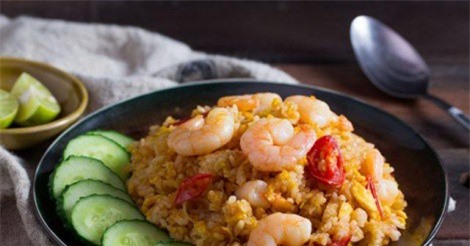 Cách làm cơm rang tôm, trứng cực dễ, cực ngon cho bữa sáng