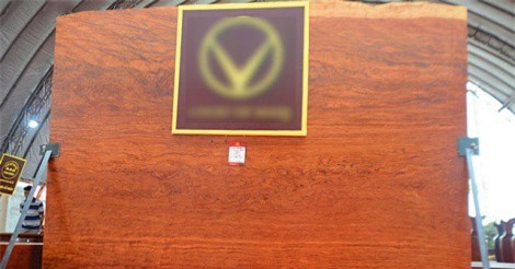 Chiếc phản gỗ cẩm lai nghìn năm tuổi đẹp cỡ nào mà có giá 3,7 tỷ đồng?