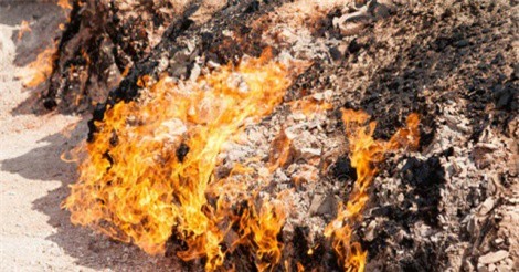 Chuyện kỳ bí ở ngọn núi bốc cháy suốt ngàn năm