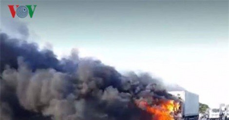 Container bốc cháy dữ dội trên Quốc lộ 1A, giao thông Bắc - Nam ách tắc