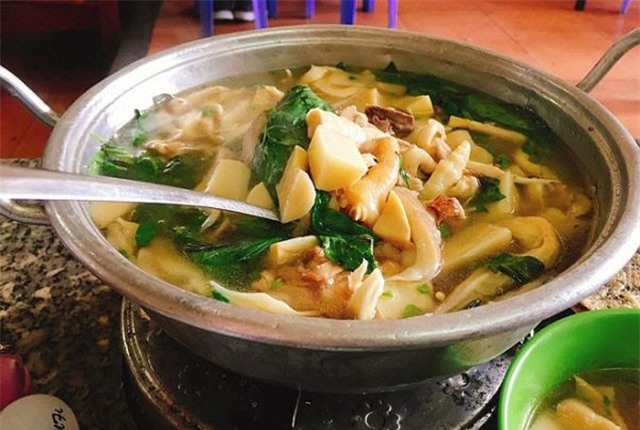 Đến Đà Lạt nhớ thưởng thức lẩu gà lá é