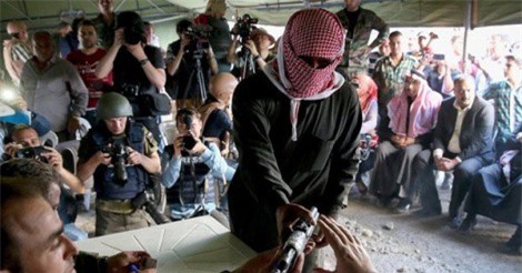 Đông Ghouta: Khủng bố bàn giao loạt vũ khí hiện đại cho quân đội Syria