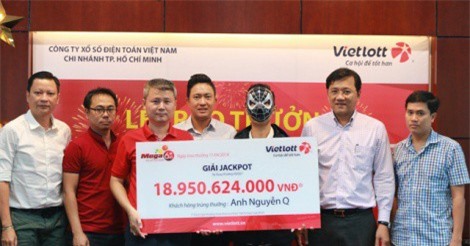 Mua 50 tờ vé số mỗi ngày trong 1 năm, tài xế Grab trúng độc đắc 19 tỷ đồng