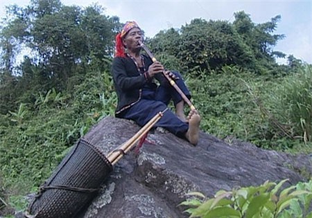 Người Vân Kiều với cây sáo Khui truyền thống