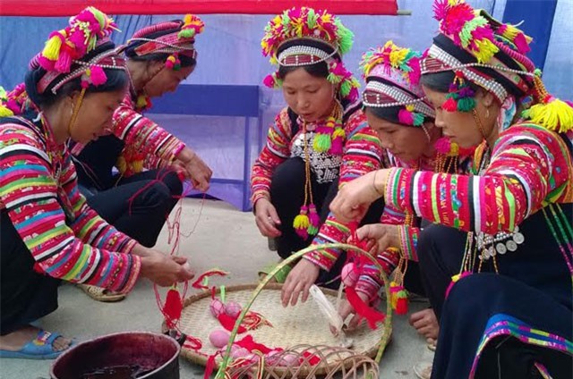Tục nhuộm trứng đỏ trong lễ cúng bản của người La Hủ ở Lai Châu