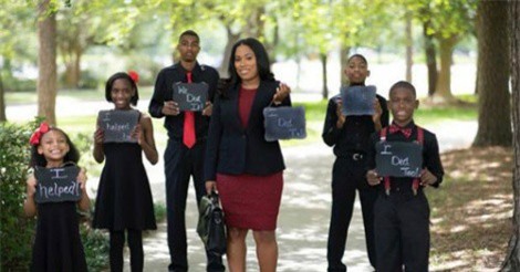 Bà mẹ đơn thân ở Mỹ chụp ảnh tốt nghiệp đại học cùng 5 con