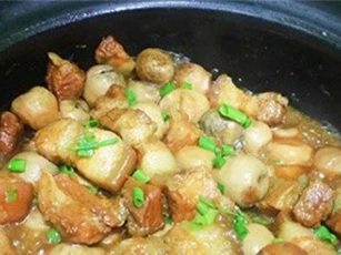 Bí kíp nấu thịt ba chỉ kho nấm rơm đưa cơm ngày nắng