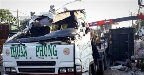 Lật xe chở alumin, tài xế tử vong trong cabin