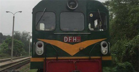 Tai nạn đường sắt làm người phụ nữ dính chặt vào đầu tàu hỏa