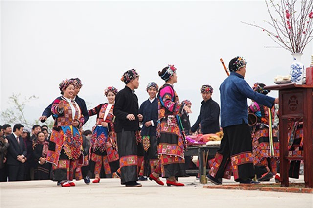 Cách bày chí bàn thờ tổ tiên độc đáo của người Lô Lô ở Hà Giang