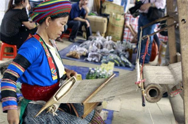 Dệt vải lanh – nét đẹp truyền thống của người phụ nữ Mông ở Sơn La