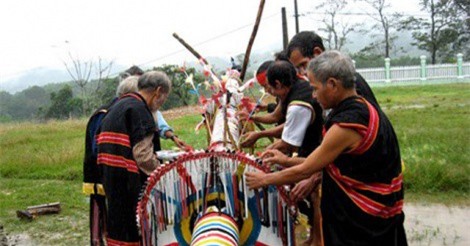 Độc đáo lễ hội ăn trâu huê của người Cor ở Quảng Nam