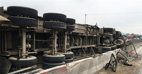 Lật xe chở gỗ khiến quốc lộ 1A ách tắc nhiều giờ