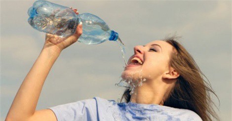 Nếu có các dấu hiệu này, bạn nên giảm uống nước lại