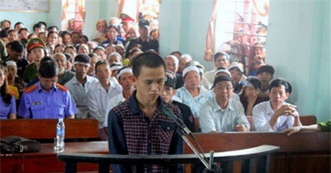 Vết máu trên kẽ tai tố cáo cháu giết bà