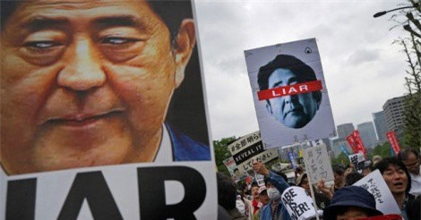 50.000 người biểu tình đòi Thủ tướng Nhật từ chức