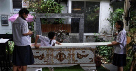 Bên trong quán cà phê tử thần ở Bangkok có gì "hot" mà hút khách gần xa?