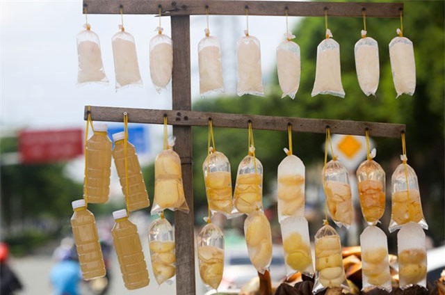 "Nếm thử" đặc sản miền Tây trên vỉa hè Sài Gòn