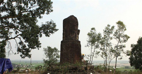 Bí ẩn cột đá khổng lồ khắc rồng trên núi ở Bắc Ninh