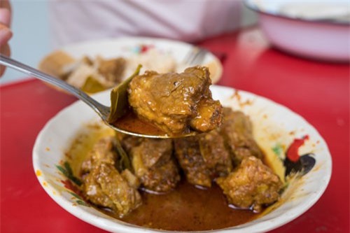 Cay tê đầu lưỡi với cà ri sườn heo kiểu Thái