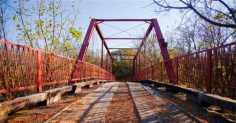 Cây cầu "ma ám" và bí ẩn về sinh vật nửa người, nửa dê