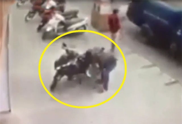 Clip: Thanh niên bẻ khóa, trộm xe Honda Air Blade ở TP.HCM trong chớp mắt